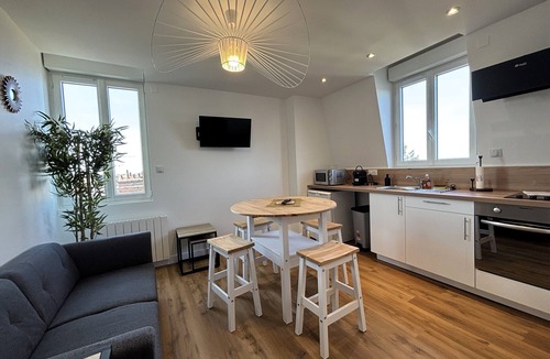 Bourges Apartment | Bright Apartment, 4 guests