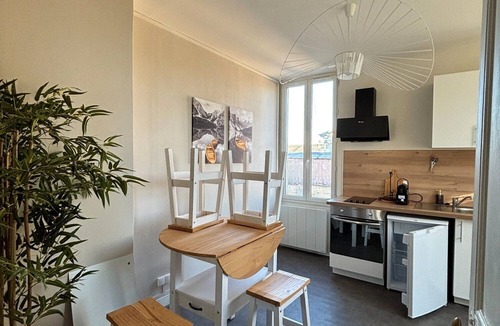Bourges Apartment | Bright Apartment, 4 guests