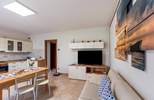 Lazise Apartment | Bright apartment 'Bluemoon' with Pool, Wi-Fi and Air Conditioning