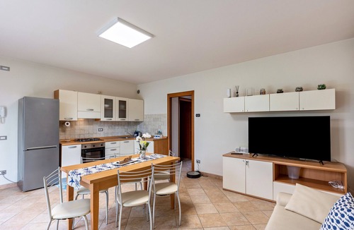 Lazise Apartment | Bright apartment 'Bluemoon' with Pool, Wi-Fi and Air Conditioning