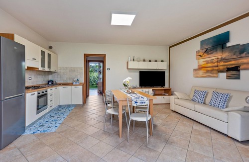 Lazise Apartment | Bright apartment 'Bluemoon' with Pool, Wi-Fi and Air Conditioning