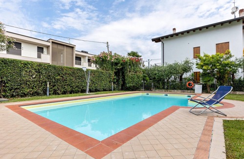 Lazise Apartment | Bright apartment 'Bluemoon' with Pool, Wi-Fi and Air Conditioning