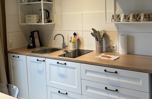 Hamburg-Barmbek Apartment | Bright apartment with a small, functional kitchen and a spacious dining area.