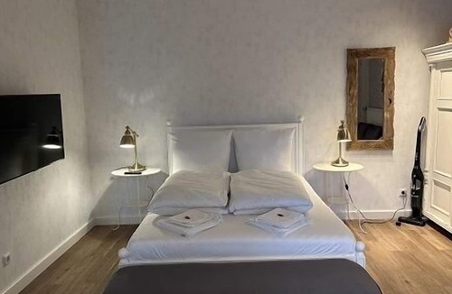 Hamburg-Barmbek Apartment | Bright apartment with a small, functional kitchen and a spacious dining area.