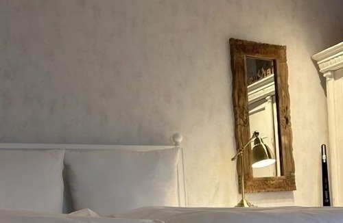 Hamburg-Barmbek Apartment | Bright apartment with a small, functional kitchen and a spacious dining area.
