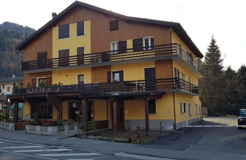 Ponte di Legno Apartment | Bright Apartment Near the Ski Slopes, in a Central Area