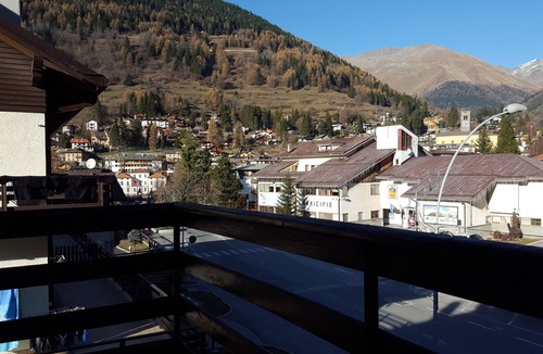 Ponte di Legno Apartment | Bright Apartment Near the Ski Slopes, in a Central Area