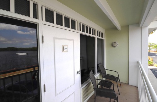 Ruskin House | Bright Beach House Style Studio w/ Canal Water Views