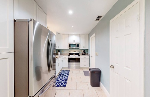 West Melbourne Condo | Bright Beachy 3BR Melbourne House—Dog‑Friendly with Screened Patio + Prime Location☀️🐕