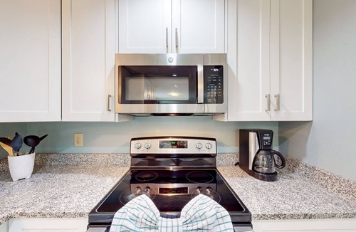 West Melbourne Condo | Bright Beachy 3BR Melbourne House—Dog‑Friendly with Screened Patio + Prime Location☀️🐕