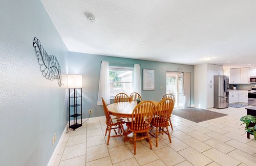 West Melbourne Condo | Bright Beachy 3BR Melbourne House—Dog‑Friendly with Screened Patio + Prime Location☀️🐕