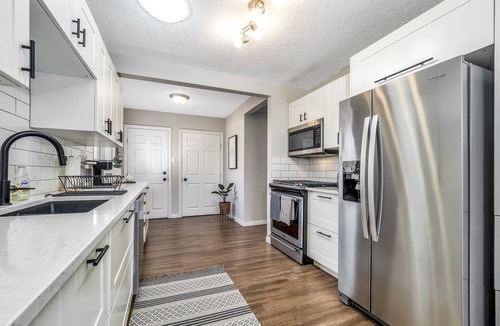 South Lethbridge House | Bright, Beautiful Bungalow by Hospital