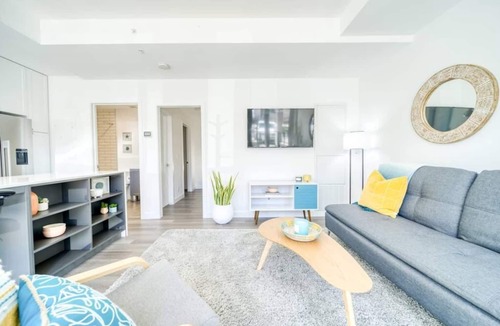 Kensington Condo | Bright & Beautiful Condo with Walkout Patio