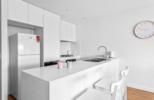 Shellharbour City Centre Apartment | Bright & Breezy Lakeview Retreat in Shellharbour