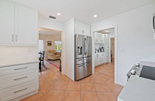 Jog Road House | Bright & Breezy Coastal Escape, Close to the Beach