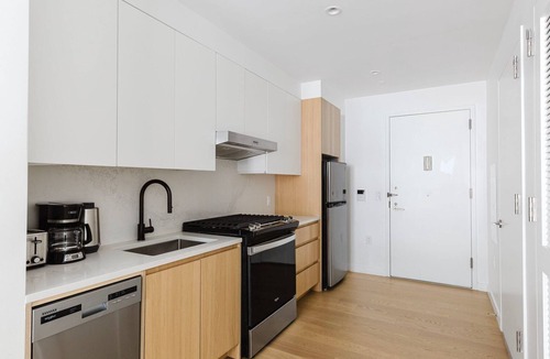 Brooklyn Heights Apartment | Bright Brooklyn Heights 1BR w/Gym & Doorman, nr BB Park, by Blueground