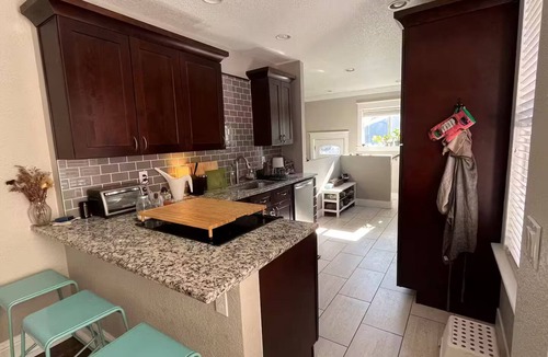 Congress Park House | Bright bungalow 3 blocks to City Park