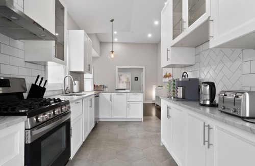 Meridian-Kessler House | Bright Bungalow in Prime Location Meridian Kessler