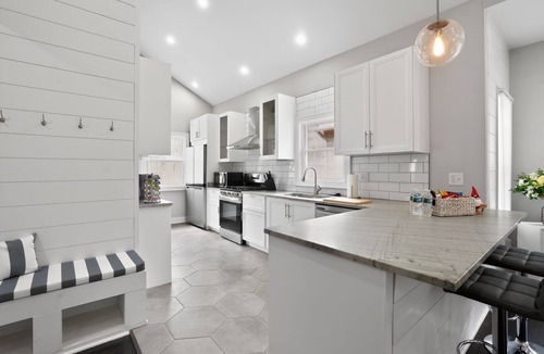 Meridian-Kessler House | Bright Bungalow in Prime Location Meridian Kessler