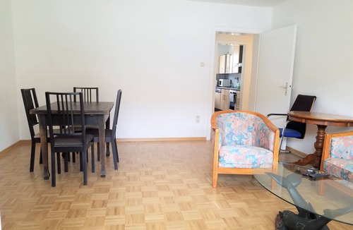 Am alten nordlichen Friedhof Apartment | Bright, Central 2BR Apartment near Museums, Universities, Everything