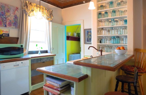 Hudson Apartment | BRIGHT, CHARMING 3-BR WITH GARDEN IN THE HEART OF TOWN