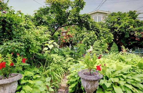 Hudson Apartment | BRIGHT, CHARMING 3-BR WITH GARDEN IN THE HEART OF TOWN