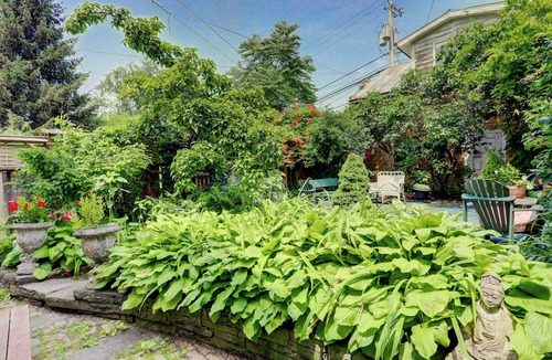 Hudson Apartment | BRIGHT, CHARMING 3-BR WITH GARDEN IN THE HEART OF TOWN