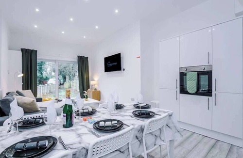 Northwich House | Bright & Charming Home in Hartford, Sleeps 8