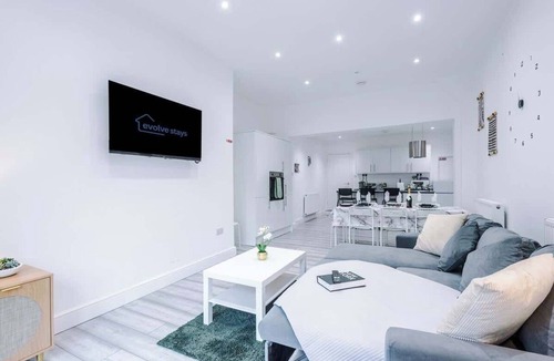 Northwich House | Bright & Charming Home in Hartford, Sleeps 8