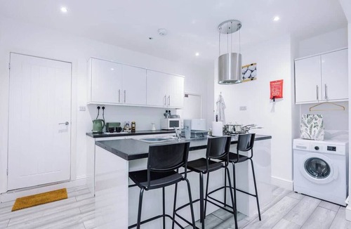 Northwich House | Bright & Charming Home in Hartford, Sleeps 8