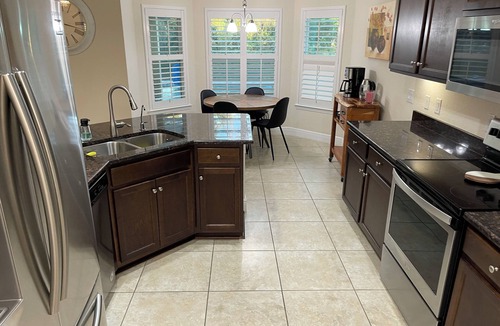 North Port House | ☀️ Bright & Cheerful 4 Bedroom Home with a Pool sleeps 10💦
