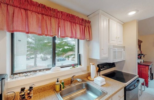 Bromley Mountain Condo | Bright & cheery condo with seasonal pool access