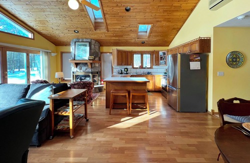 Ely Cabin | Bright & Cheery Lakeside House + Bunkhouse on Bear Island Lake W/Dock! Sleeps 7