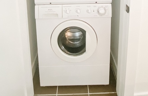 Saanich West House | Bright, Chic 2BR Suite in Sannich - 10 Min from Victoria
