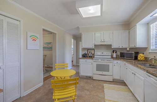 Edgewater House | Bright, Clean and Roomy House with Intracoastal Waterway Resort Access