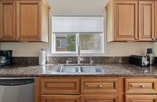 La Crescenta House | Bright & Cozy Home in La Crescenta
