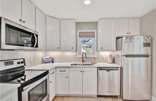 Saint Simons Heights Apartment | Bright Coastal Condo