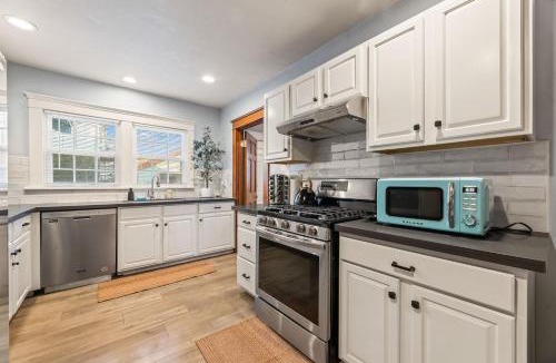 Eastside House | Bright Coastal Escape 4 Bedroom 2 Bath Near CSULB Long Beach Airport and Beach
