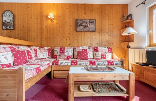 La Perriere Apartment | Bright Cocoon With Balcony And View On The Valley