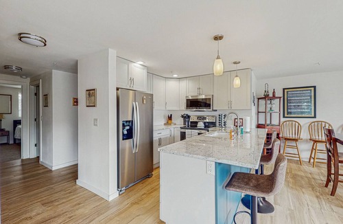 Chelan Condo | Bright condo with pool & hot tub - near downtown & lake