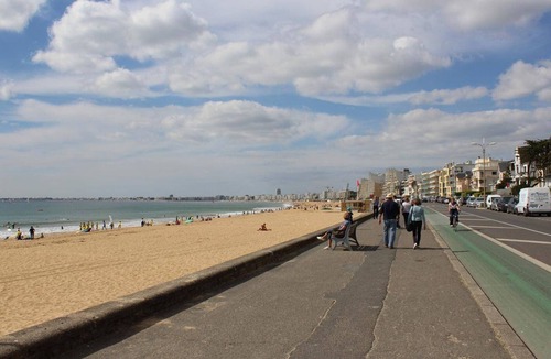 La Baule-Escoublac Apartment | Bright Contemporary Studio, 2 Guests, Prime Location in La Baule, Close to Beach, Shops, and Market