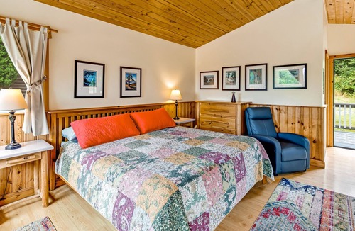 Deer Harbor Cabin | Bright cottage with fireplace, deck & private hot tub - walk to the beach/marina