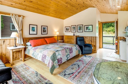 Deer Harbor Cabin | Bright cottage with fireplace, deck & private hot tub - walk to the beach/marina