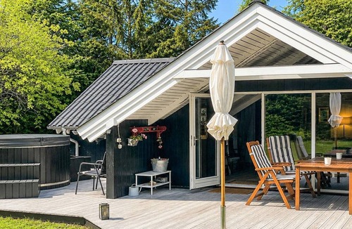 Øksenmølle House | Bright Cottage with Hot Tub
