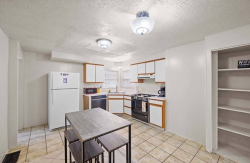 East Allegheny House | Bright & Cozy 2 Bed Home Private Parking