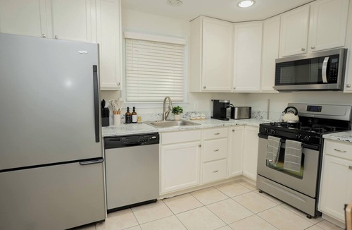 Wheaton-Glenmont House | Bright & Cozy 2BR w/Yard – Private Entrance In Silver Spring