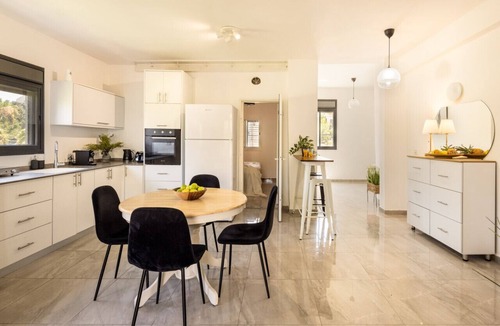 Haifa Apartment | Bright & Cozy 3BR Apartment Near Baháʼí Gardens