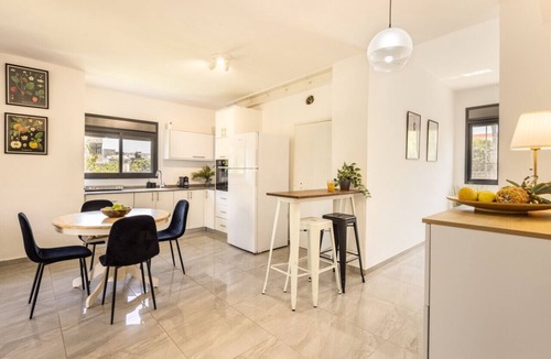 Haifa Apartment | Bright & Cozy 3BR Apartment Near Baháʼí Gardens