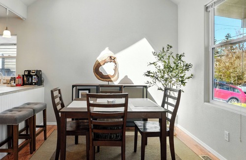 Alberta House | Bright & Cozy Alberta Cottage w Laundry Fast WiFi- 2blks to food & fun!