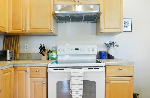 Alberta House | Bright & Cozy Alberta Cottage w Laundry Fast WiFi- 2blks to food & fun!